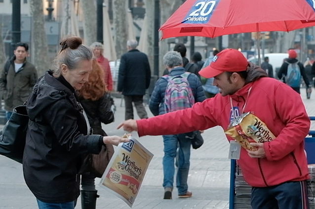 Repartidor de 20 minutos dando Werther's Original